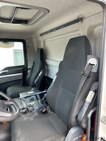 Dobozos teherautó MAN TGM 15.250 Koffer KRAN 14m FUNK EDSCHA