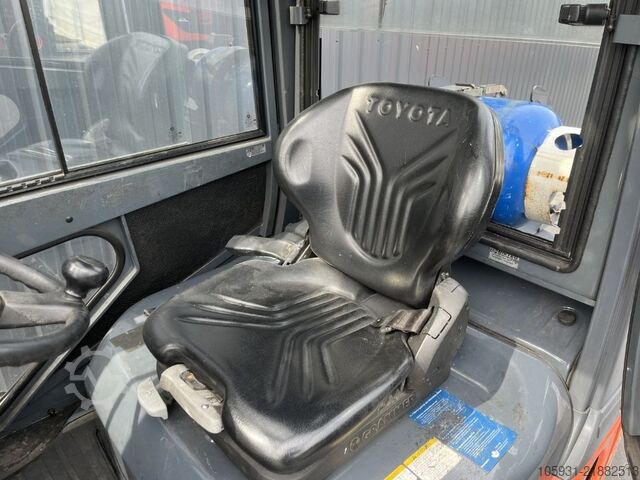 Carrello elevatore GPL Toyota 8FGF15