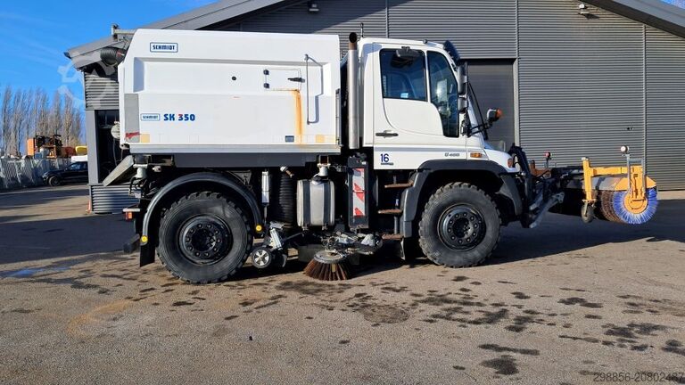 Speciale doeleinden vrachtwagen Unimog U400 met Schmidt SK350 veegmachine