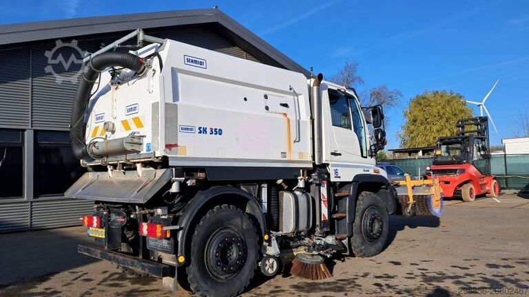 Speciale doeleinden vrachtwagen Unimog U400 met Schmidt SK350 veegmachine