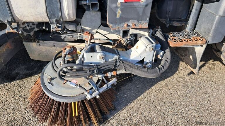 Speciale doeleinden vrachtwagen Unimog U400 met Schmidt SK350 veegmachine