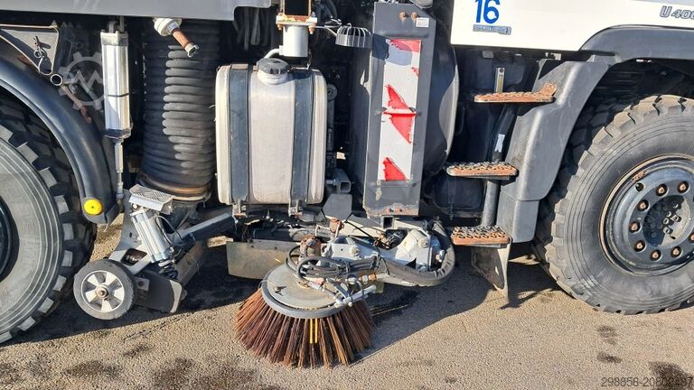 Speciale doeleinden vrachtwagen Unimog U400 met Schmidt SK350 veegmachine