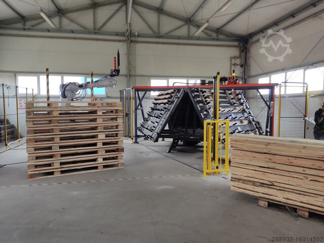 Compattatore di pallet + robot di impilamento Pallets CNC nailing machines + robot 