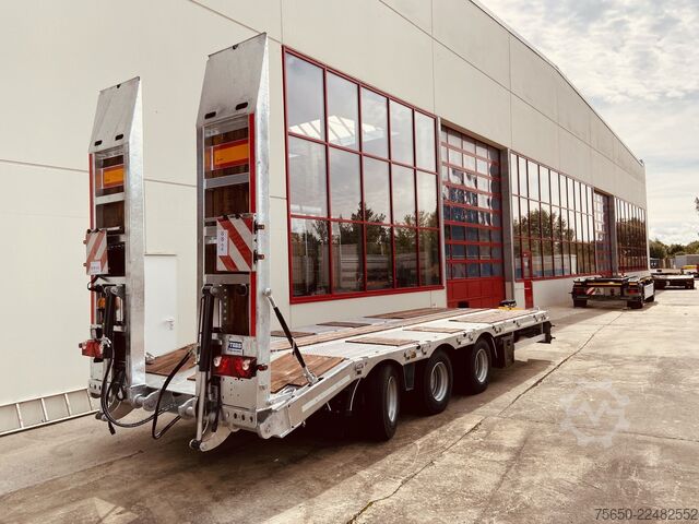 Low loader trailer Möslein TT 31  31 t GG Tridem- Tieflader 3 Achs, gelenktNeufahrzeug