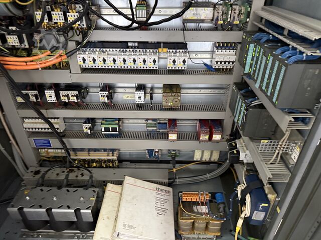 Pionowe centrum obróbcze CHIRON DZ 15 WM