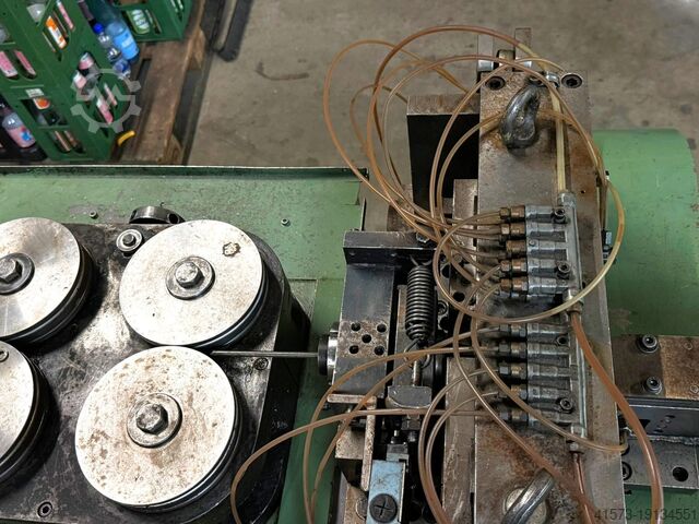 Draadricht- en snijmachine HSH for concrete anchors