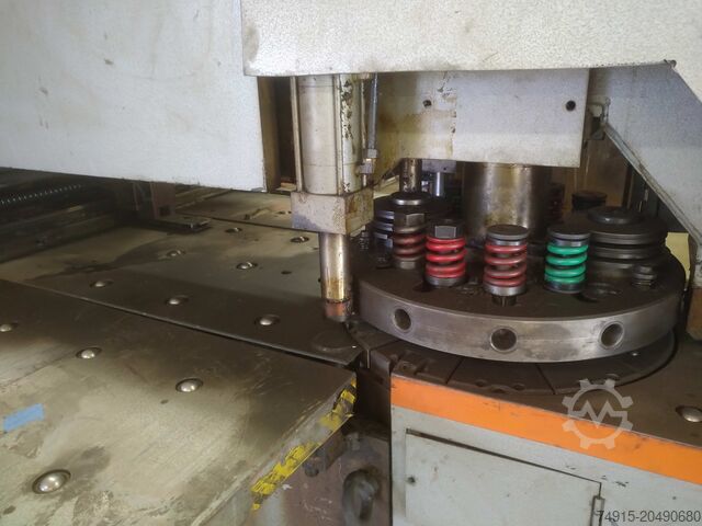 Mașină de perforat cu program, cu 10 stații revolver Amada ARIES 222