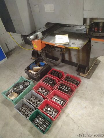 Mașină de perforat cu program, cu 10 stații revolver Amada ARIES 222