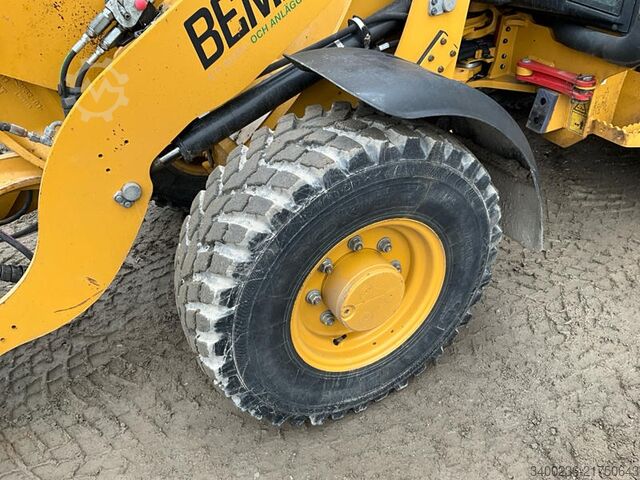 Ładowarka Caterpillar 906M