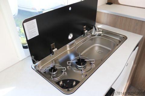 Półzintegrowany kamper Carado VAN V337 Pro+