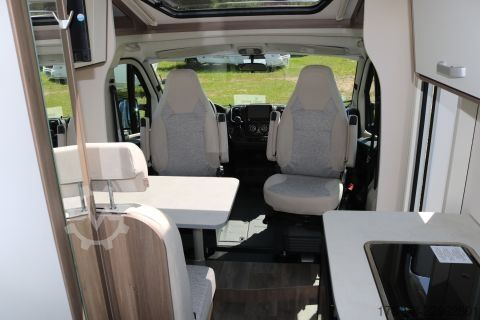 Półzintegrowany kamper Carado VAN V337 Pro+