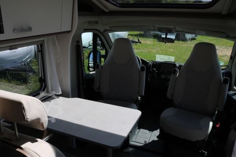 Półzintegrowany kamper Carado VAN V337 Pro+
