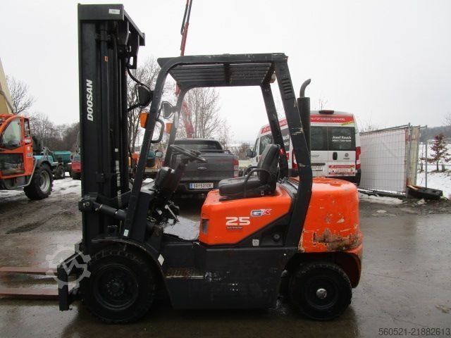 Carrello elevatore diesel Doosan D25G - Triplex 6,10m + Seitenschieber