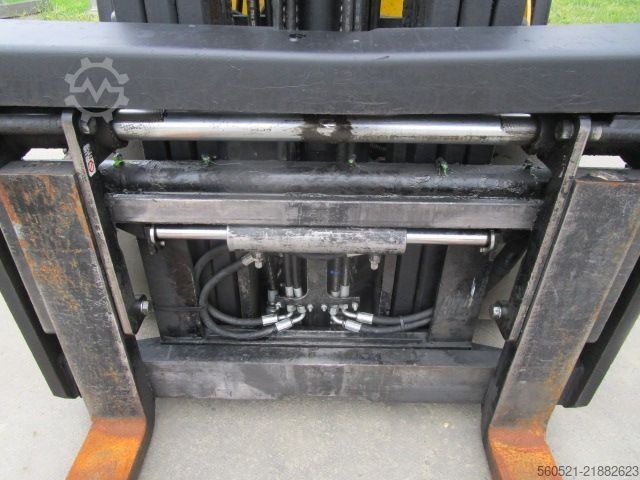 Carrello elevatore diesel Yale 3T - Triplex-Freihub 4,9m + ZINKENVERSTELLER