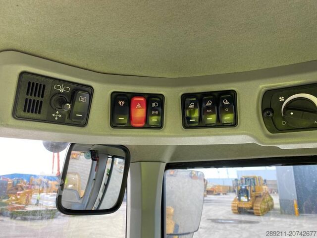 Kolový nakladač CAT 938 M (Bucket + Forks)