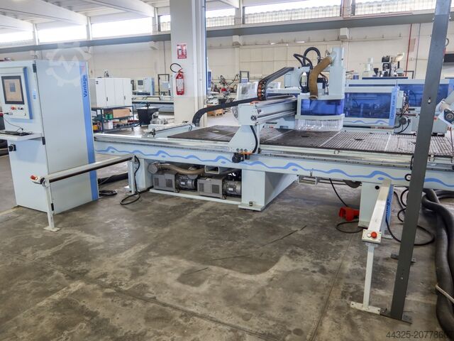 Megmunkálóközpont fészkelőasztallal WEEKE VANTAGE 24 L