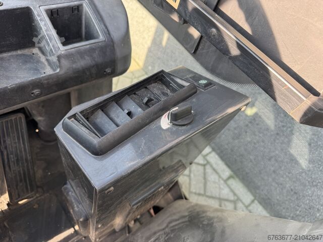 Nissan FD01A15 duplo330 déplacement latéral / 4ème fonction DIESEL CABINE INTÉGRALE. FAIBLE NOMBRE D NISSAN FD01A15 duplo330 sideshift / 4e Functie DIESEL FULL CAB. LOW HOURS