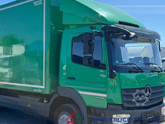 Vrachtwagen met bakwagen Mercedes-Benz Atego 1224 Koffer 6.60m Seitentür LBW 2.000 Kg.