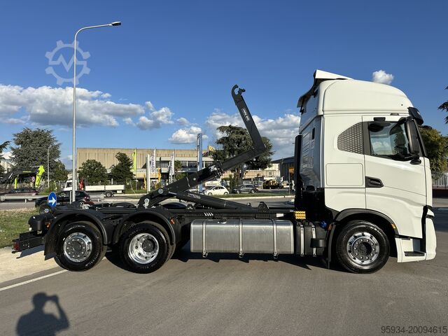 Szabványos közúti nyergesvontató Iveco S-Way 500 6x2 ADR