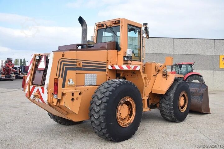 Kolový nakladač Case 821B