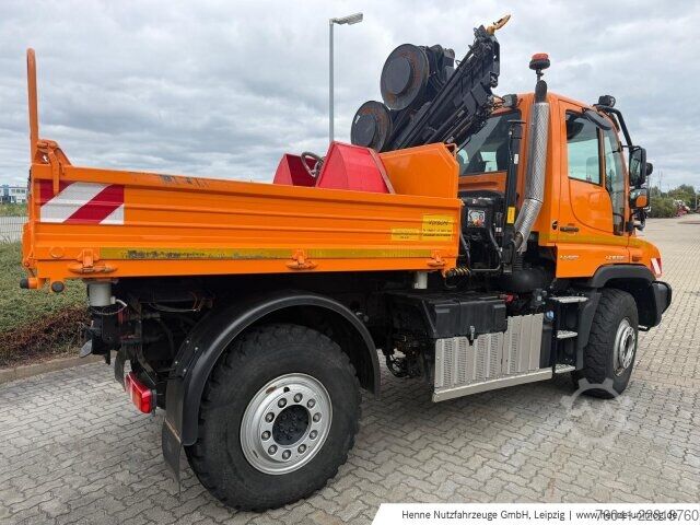 Annan Mercedes-Benz Unimog U 427 mit Hiab Kran