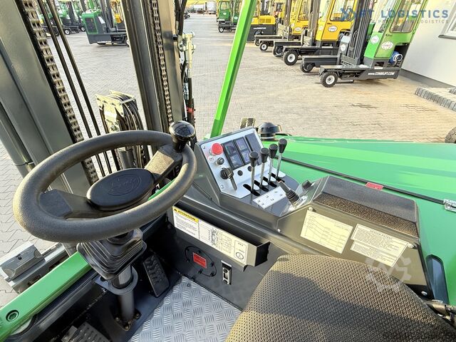 Carrello elevatore a quattro direzioni Combilift CB4000 GAS TRIPLEX 5200 POSITIONER