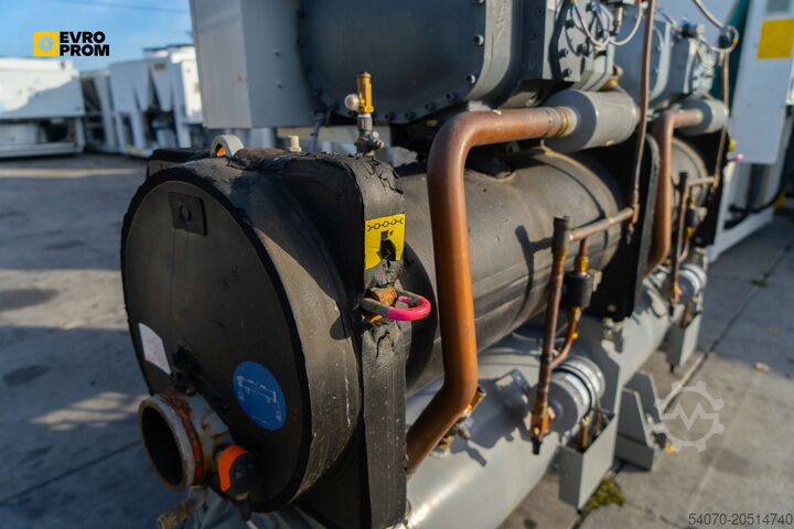 Refrigerador Used Watercooled chiller CARRIER 30HXC110 A0377 PEE 374 kW. 2008 yom