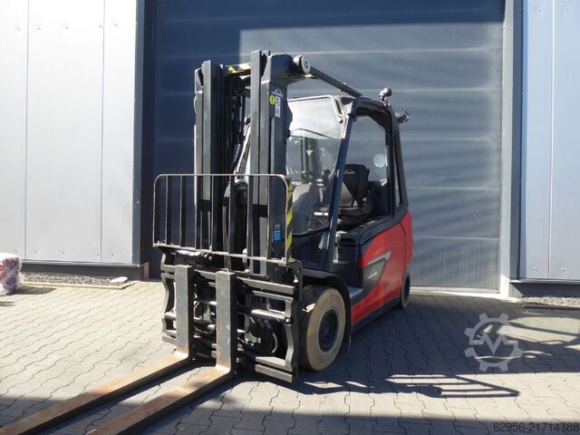 Elektryczny wózek widłowy 4-kołowy Linde E30L-01