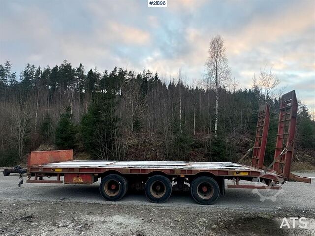 Niska ładowacz NC 3-axle machine trailer