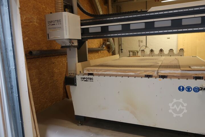 Megmunkáló központ CNC INFOTEC Machining center Model: 3121