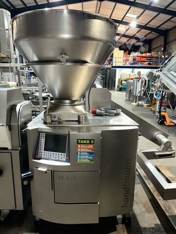 Automatická linka na plnění klobás s automatickým plněním tácu. Handtmann VF628, PVLS143, GM310 and ZB311