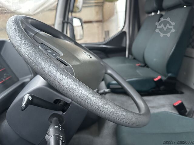 Samochód ciężarowy z plandeką typu platforma VOLVO FL 250