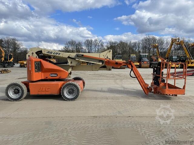 Knikarmhoogwerker JLG E450AJ
