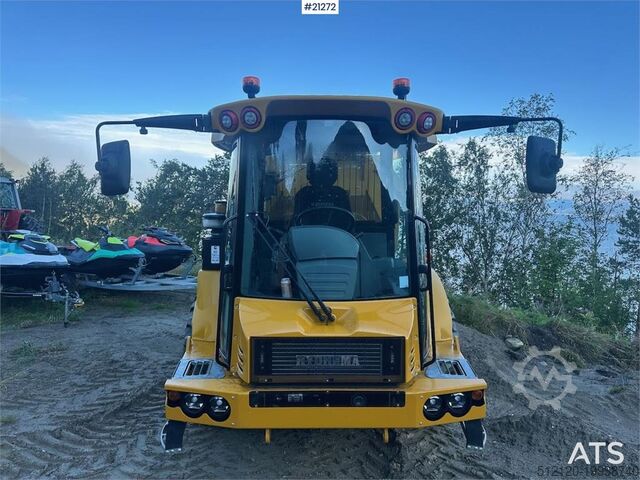 Camion basculant Hydrema 912GS dump truck w/white signs. WATCH VIDEO.