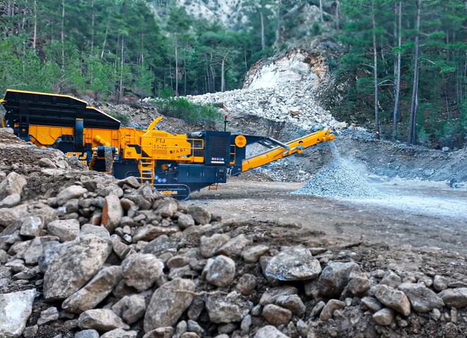 Crushing equipment FABO Jaw Crusher hard stone crushing machine 150-300 t/h