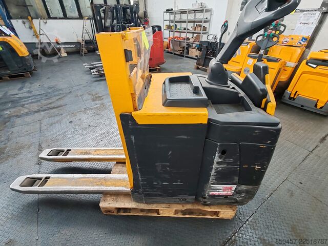 Apiladores de conductor de pie Jungheinrich ERD 120 defect