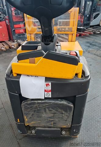 Apiladores de conductor de pie Jungheinrich ERD 120 defect