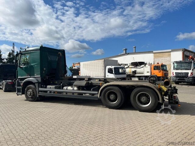 Camião porta-contentores de gancho MERCEDES-BENZ Arocs 2643 6x6 HAD Abrollkipper Meiller 30to