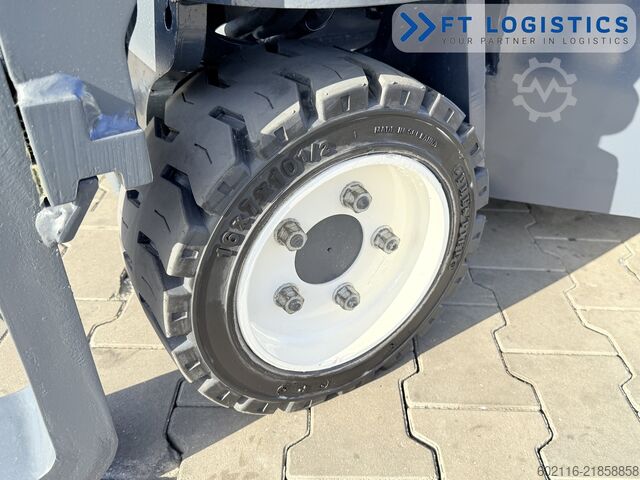 Stivuitor cu patru direcții Combilift CB2500 GAS TRIPLEX 6000 FREE-LIFT