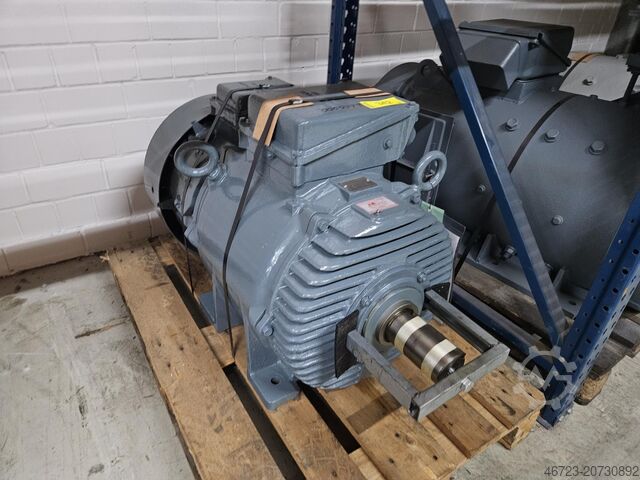 Assorted lot of engines and spare parts