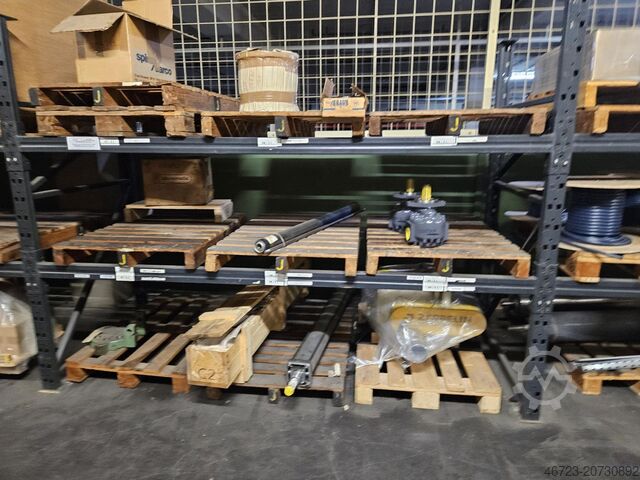 Assorted lot of engines and spare parts