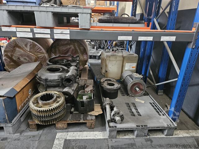 Assorted lot of engines and spare parts