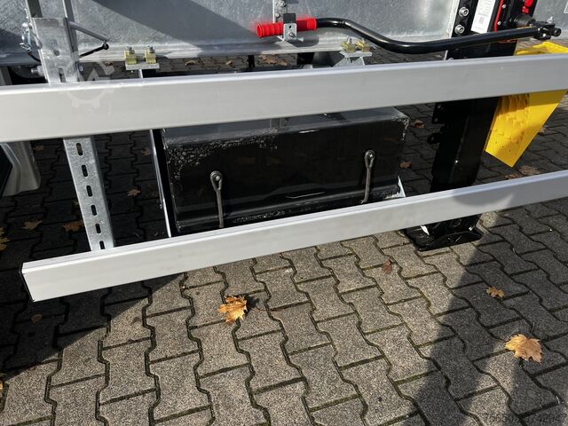 Prikolica sa zamenjivim šasijama Möslein BDF  Tandem- BDF- Wechselanhänger mit Ladebordwand