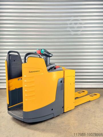 Niederhubwagen-Mitfahrer Jungheinrich Elektro Niederhubwagen mit Plattform -  Service Neu - Batterie 83% - 2,5t