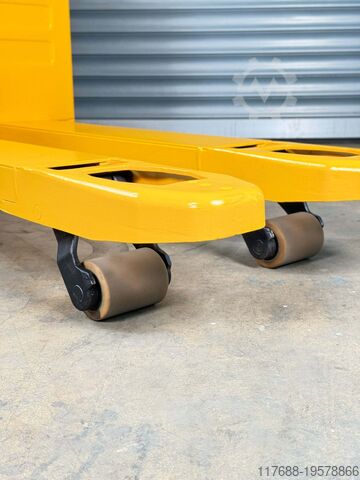 Niederhubwagen-Mitfahrer Jungheinrich Elektro Niederhubwagen mit Plattform -  Service Neu - Batterie 83% - 2,5t