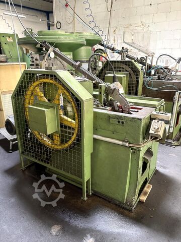 Mašina za hladno kovanje, uključujući vibracioni dozer Cold heading machine including vibrating feeder
