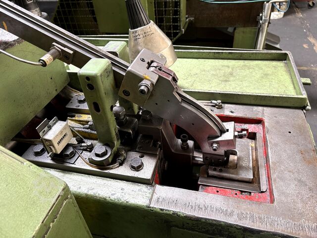 Mašina za hladno kovanje, uključujući vibracioni dozer Cold heading machine including vibrating feeder