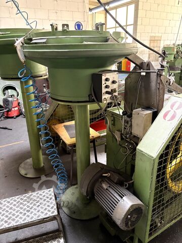 Mašina za hladno kovanje, uključujući vibracioni dozer Cold heading machine including vibrating feeder