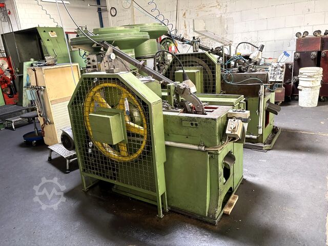 Mašina za hladno kovanje, uključujući vibracioni dozer Cold heading machine including vibrating feeder
