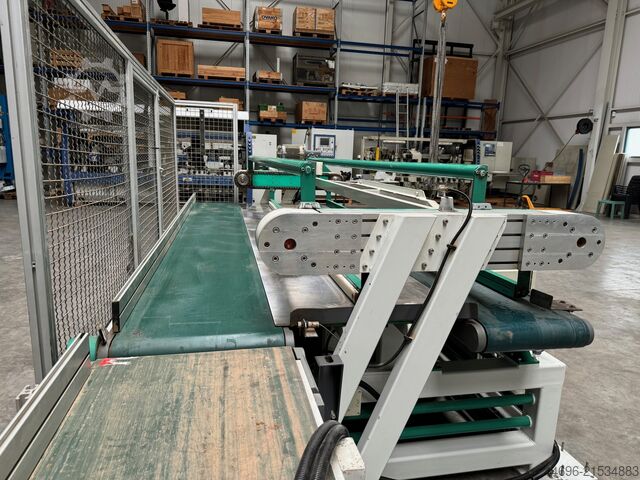 Outlet conveyor system behind Weinig RGB TMC-3500